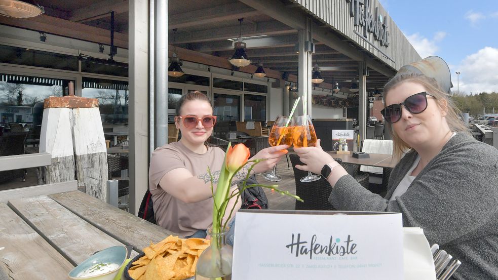 Die Terrasse der Hafenkiste ist bereits geöffnet. Fotos: Ortgies