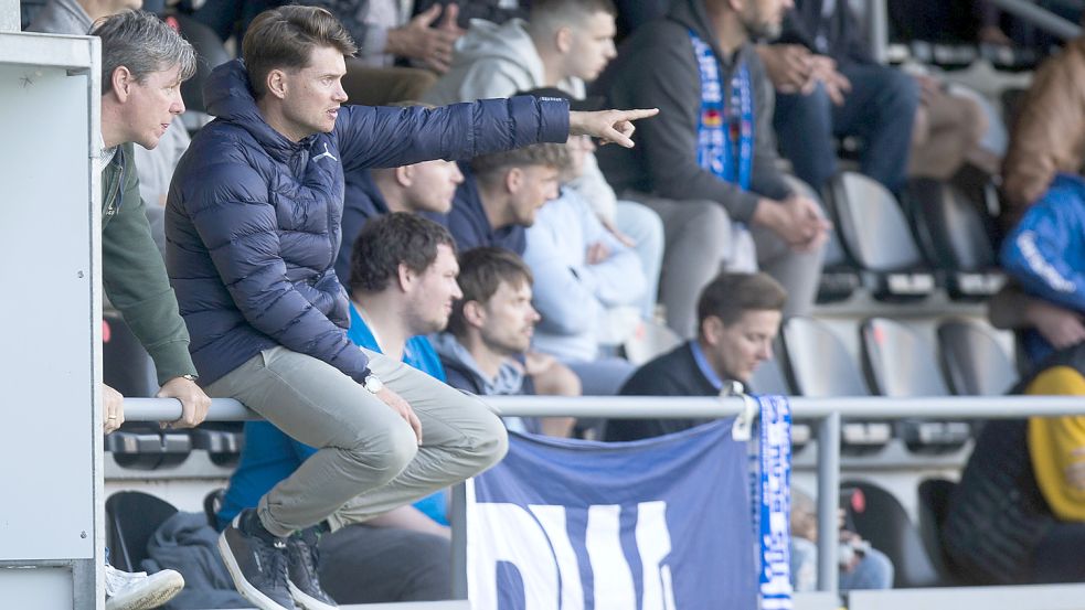 Henning Rießelmann dirigierte BW Lohne in der vergangenen Saison zur Oberligameisterschaft und zum Aufstieg in die Regionalliga. In einem hochklassigen Spiel verlor Rießelmann mit Lohne allerdings die Partie im Stadion des BSV Kickers Emden (siehe Foto) mit 1:3. Foto: Doden