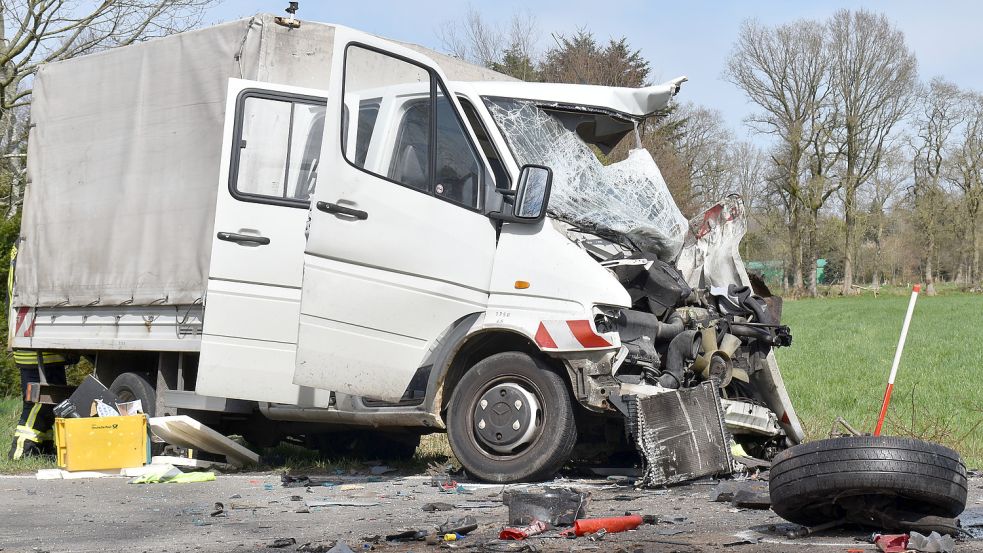 Der Fahrer dieses Transporters erlag seinen schweren Verletzungen noch an der Unfallstelle. Fotos: Zein