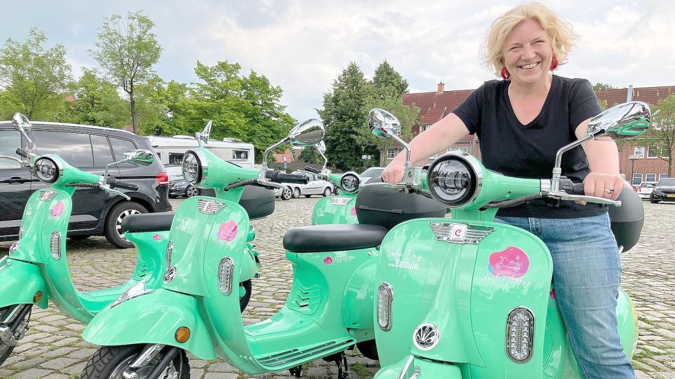 Ulrike Kempen sitzt auf einem ihrer Küstenflipper. Foto: Kierstein/Archiv