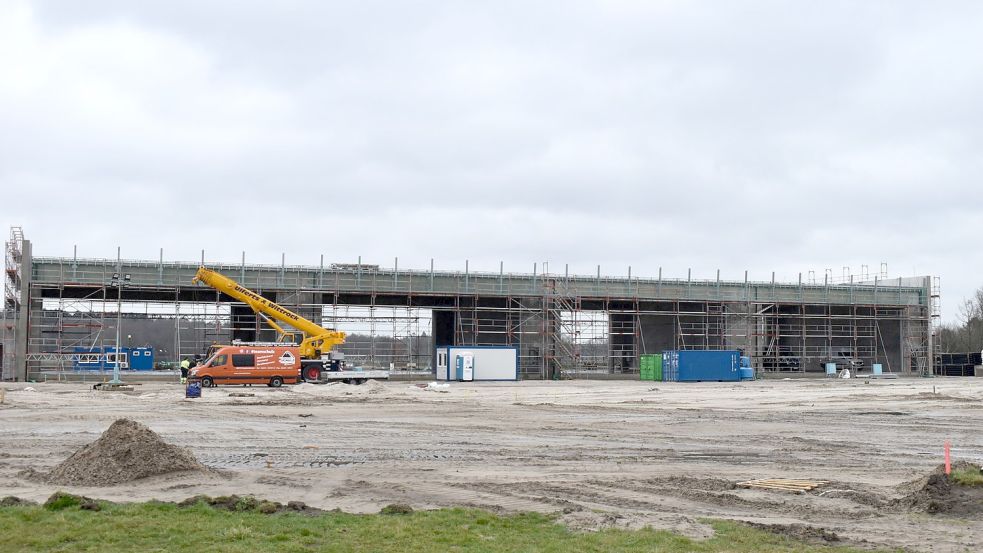 Der Bau der neuen für die Eurofighter-Alarmrotte in Wittmundhafen ist schon so weit vorangeschritten, dass im Juni Richtfest gefeiert werden kann. Foto: Manfred Hochmann