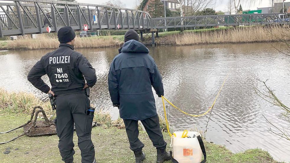 Beamte aus Emden und Oldenburg sind am Mittwoch in Tholenswehr am Treckfahrtstief im Einsatz. Foto: H. Müller