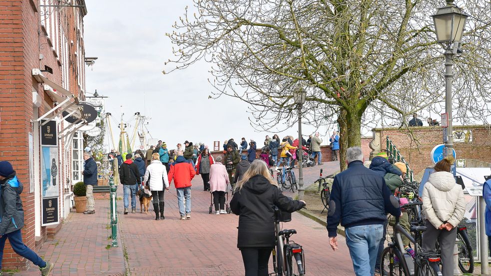 Greetsiel an einem Dienstagnachmittag: Jede Menge Touristen nutzen das Wetter. Foto: Wagenaar