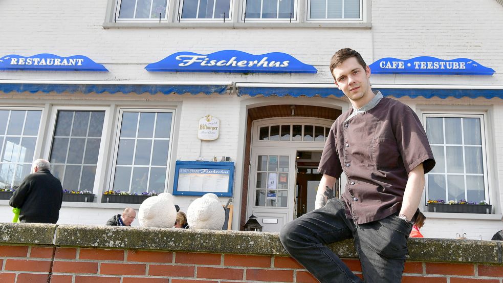 Tobias Sinagowitz leitet seit dem 1. Februar das "Fischerhus" im Greetsieler Hafen. Bei ihm stehen viele Gerichte mit Krabben auf der Karte. Foto: Wagenaar
