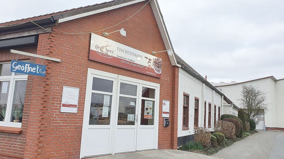 Bei der Firma de Beer arbeiten etwa 100 Personen. Knapp die Hälfte von ihnen hat unmittelbar mit der Nordseekrabbe zu tun. Foto: Krummhörn Touristik