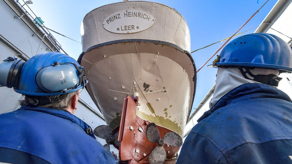 Einmal wieder frisch machen: Die „Prinz Heinrich“ liegt derzeit im Trockendock der Emder Werft und Dock GmbH (EWD). Foto: Ortgies