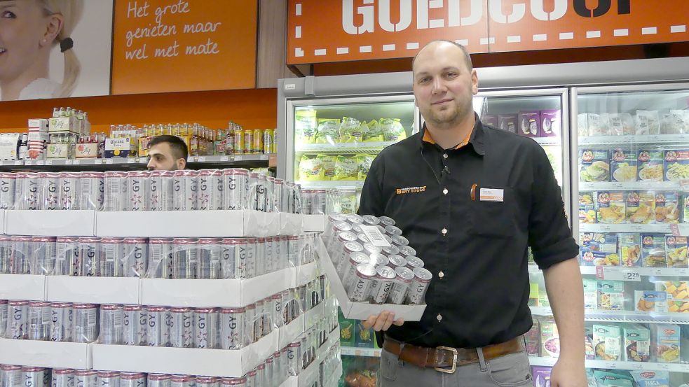 Coen Spa, Verkaufsleiter bei Coop in Bad Neuschanz, zeigt ein Produkt, das bei deutschen Kunden neben Kaffee besonders beliebt ist. Foto: Gettkowski/Archiv