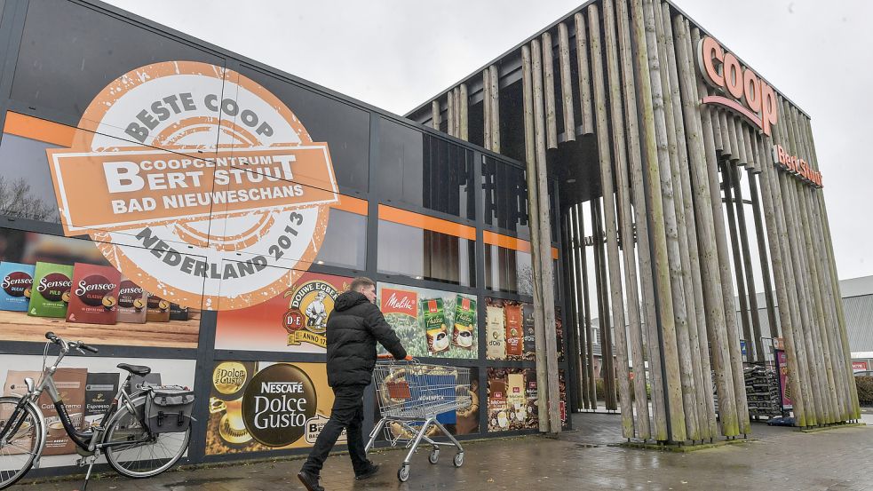 Der von Inhaber Bert Stuut geführte Coop-Supermarkt in Bad Neuschanz ist für viele deutsche Kunden ein Grund für eine Fahrt in die Niederlande. Foto: Ortgies