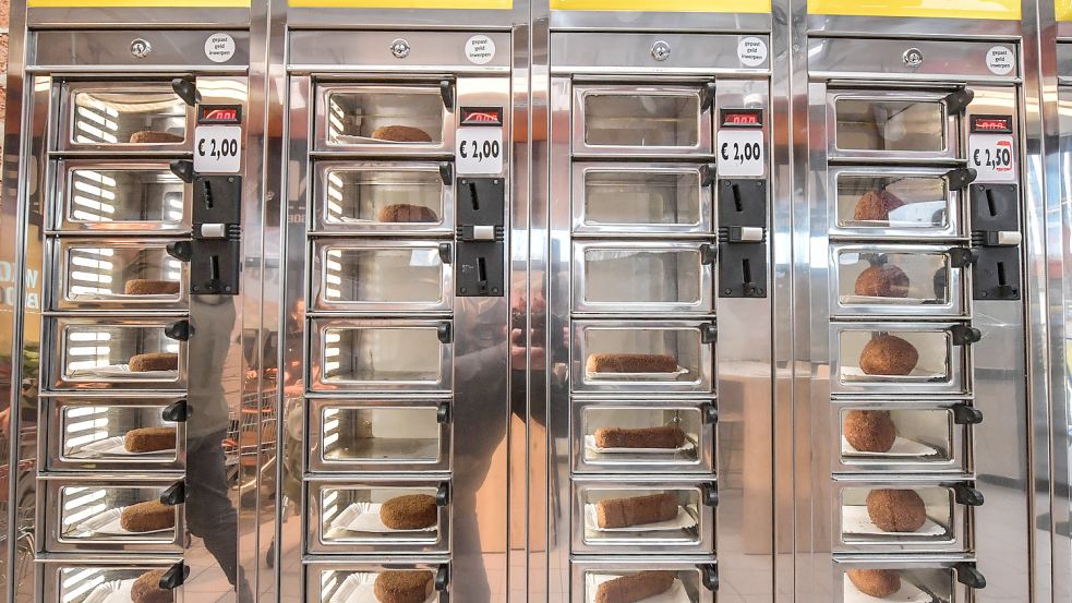 Typisch niederländisch: Im Eingangsbereich des Einkaufszentrums gibt es kleine Snacks aus dem Automaten. Foto: Ortgies