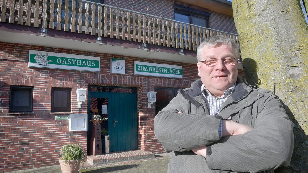 Ortsvorsteher Reinhard Theen steht vor dem Gasthaus in Jübberde. Fotos: Ortgies