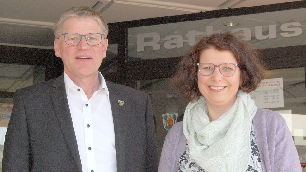 Sandra Grau leitet bei der Stadt Aurich neuerdings den Fachbereich Soziales. Bürgermeister Horst Feddermann stellte sie am Mittwoch vor. Foto: Luppen