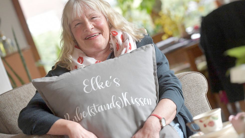 Elke Müller und ihr Ruhe(stands)kissen. Es ist eines der Geschenke ihrer Kollegen. Foto: Ortgies