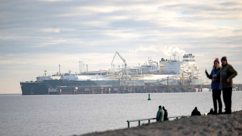 Das mit verflüssigtem Erdgas beladene Tankschiff „Maria Energy“ (hinten) liegt am schwimmenden Terminal, dem Spezialschiff „Höegh Esperanza“ vor Wilhelmshaven. Foto: Schuldt/dpa