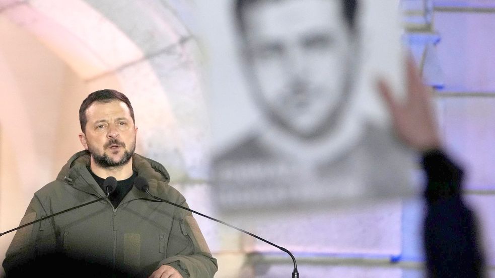 Wolodymyr Selenskyj spricht vor dem Warschauer Königsschloss. Foto: Czarek Sokolowski/AP/dpa