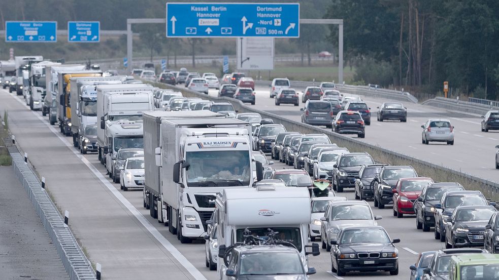Fahrzeuge stehen auf der Autobahn 7 Richtung Hamburg im Stau. Zum Start der Ostertage rechnet der ADAC auch auf Niedersachsens Autobahnen mit erhöhtem Verkehrsaufkommen. Foto: Steffen/DPA