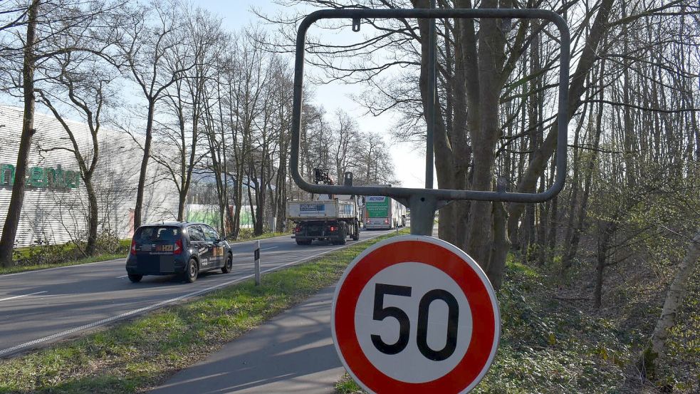 Das gelbe Ortsschild zwischen Rhauderfehn und Ostrhauderfehn wurde gestohlen. Stattdessen wurde dort ein Tempo-50-Schild montiert. Fotos: Zein