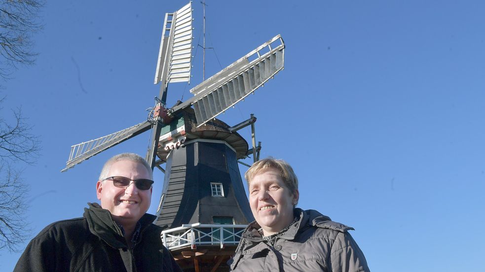 Ortsvorsteher Klemens Thiede und seine Frau die stellvertretende Ortsvorsteherin Marion Bunger-Thiede stehen vor der Mühle in Südgeorgsfehn. Fotos: Ortgies