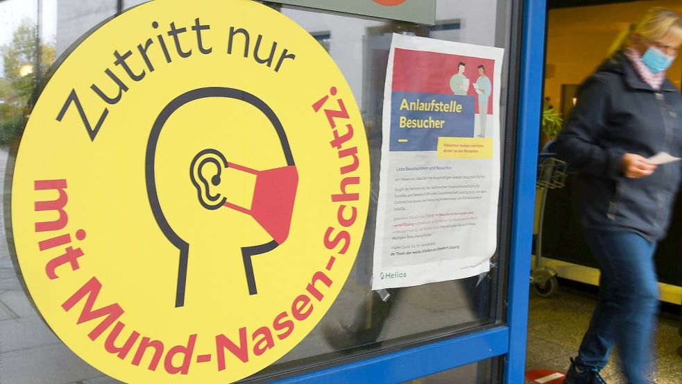 Die Maskenpflicht ist zwar offiziell beendet, aber Kliniken und Praxen können sie trotzdem verlangen. Foto: Grubitzsch/dpa