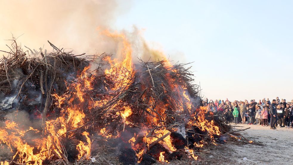 Wie im vergangenen Jahr soll auch diesen Ostersamstag ein Osterfeuer am Strand von Norddeich brennen. Foto: Tourismus-Service Norden-Norddeich