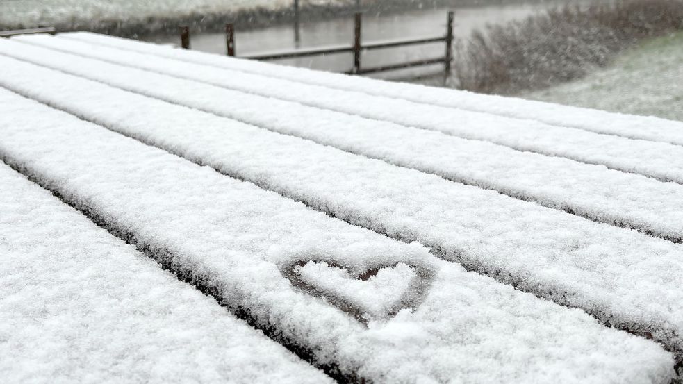 In Stickhausen wurden bereits kleine Botschaften in den Schnee geschrieben. Foto: Leonhard
