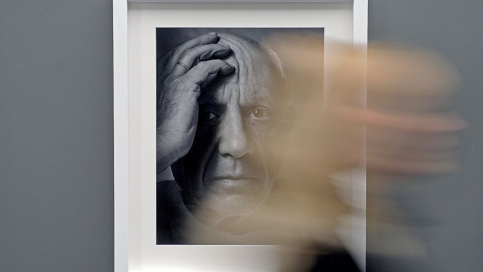 Suchbild Pablo Picasso: Eine Frau geht 2014 im Deutschen Fotomuseum in Markkleeberg (Sachsen) an einem Porträtbild von Pablo Picasso (1954) von Arnold Newman vorüber. Foto: dpa-Zentralbild