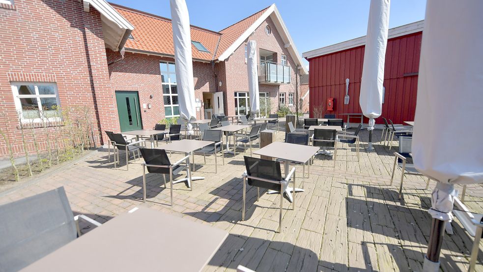 Wenn die Außenterrasse mit Gästen besetzt ist, hat das dreiköpfige Team von „Thiet‘s Restaurant“ alle Hände voll zu tun. Foto: Ortgies