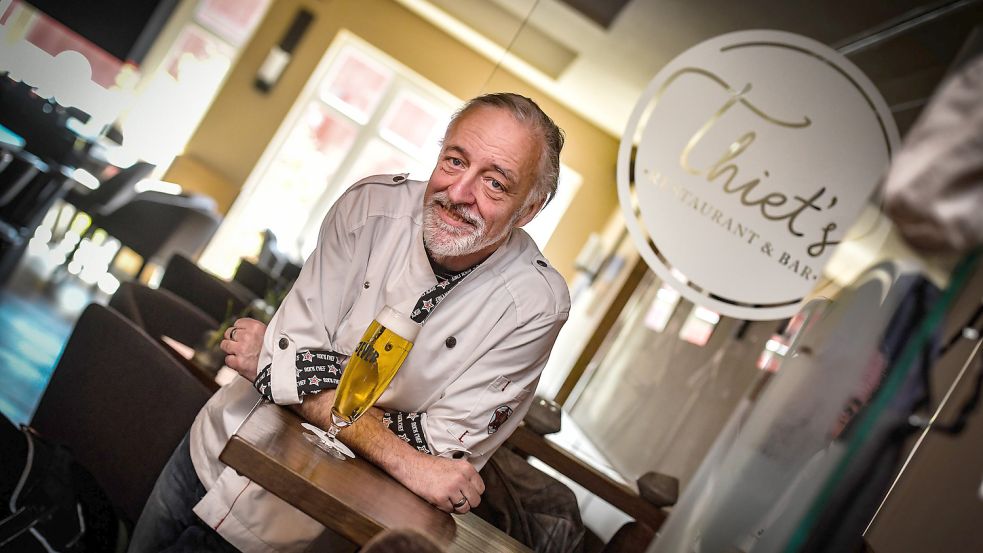 Im März vergangenen Jahres hat Karsten Stockhacker das Großstadtleben in Berlin hinter sich gelassen und ist mit seiner Frau nach Ditzum gezogen, um dort „Thiet‘s Restaurant“ zu übernehmen. Foto: Ortgies