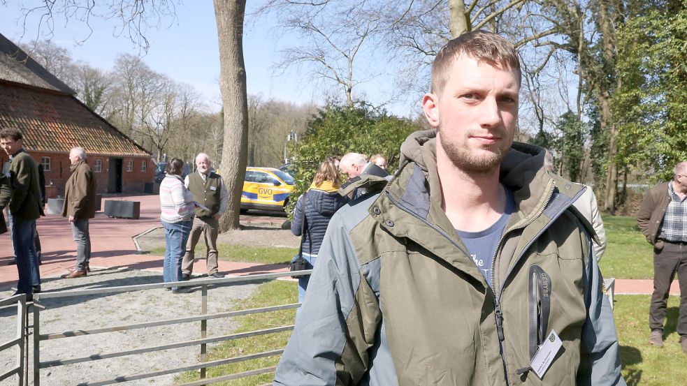 Der 29-jährige Deichschäfer Janko Schneider war einer der ersten Schäfer in Ostfriesland, der Wolfsrisse zu beklagen hatte. Foto: Hock