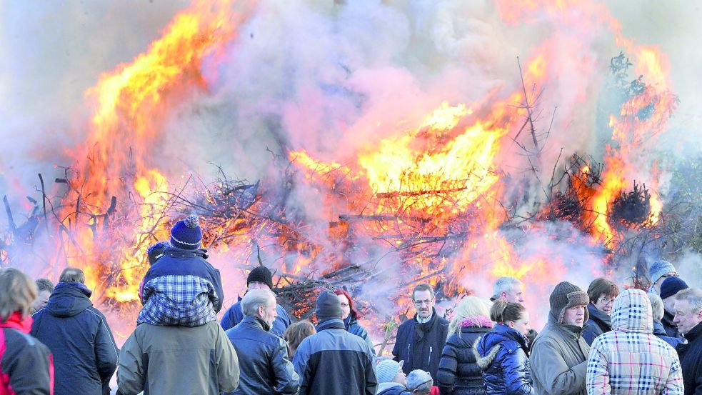 Die Osterfeuer sind heute ein geselliges Ereignis: Jung und Alt treffen sich dazu. Foto: Archiv