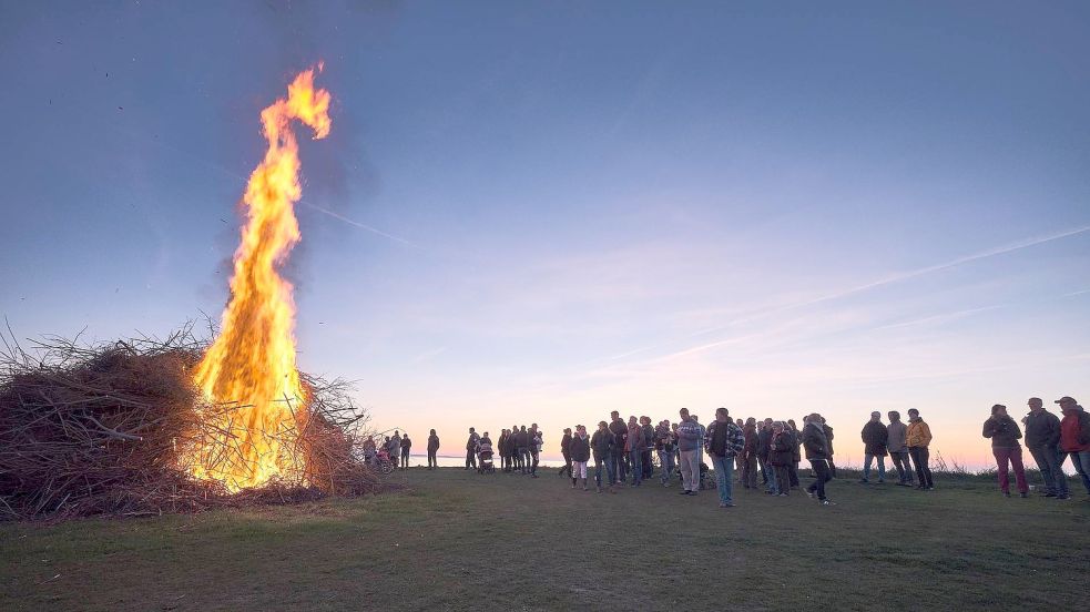 An diesem Samstag treffen sich wieder Tausende Ostfriesinnen und Ostfriesen beim Osterfeuer. Symbolbild: Pixabay