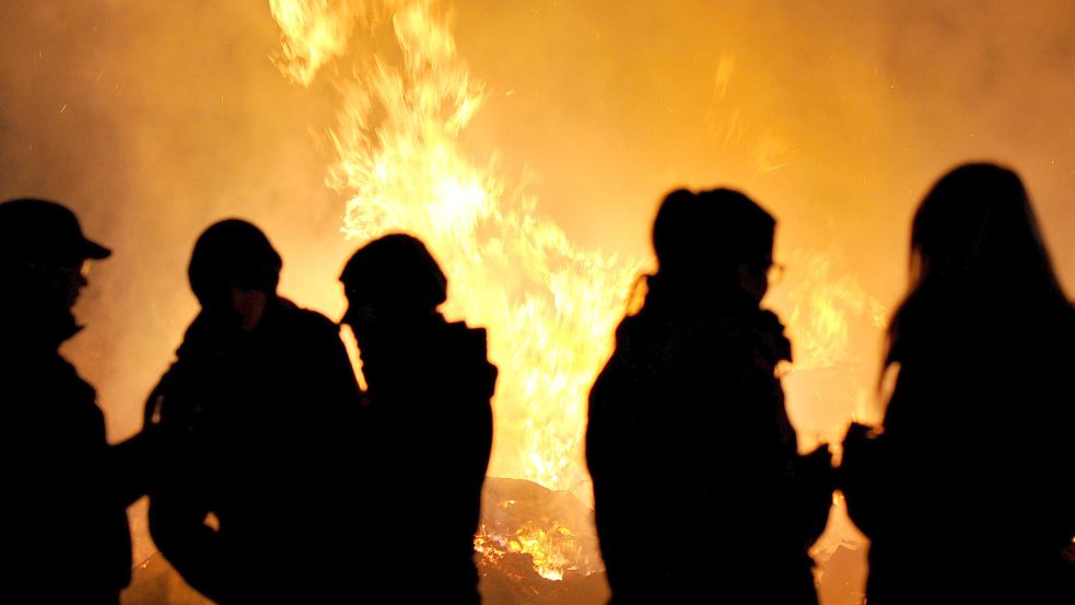 Ist das Osterfeuer ein erhaltenswerter Brauch oder ein Ärgernis – zwei Redakteurinnen nehmen Stellung. Foto: Archiv