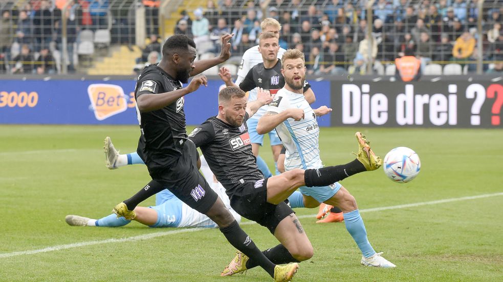 Rutschen beide am Ball vorbei: Marc Heider und Paterson Chato. Foto: osnapix / Titgemeyer