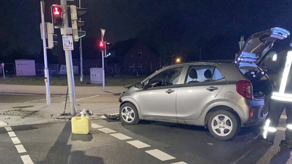 Vom Unfall beschädigt blieb das Auto auf der Kreuzung liegen. Foto: Feuerwehr