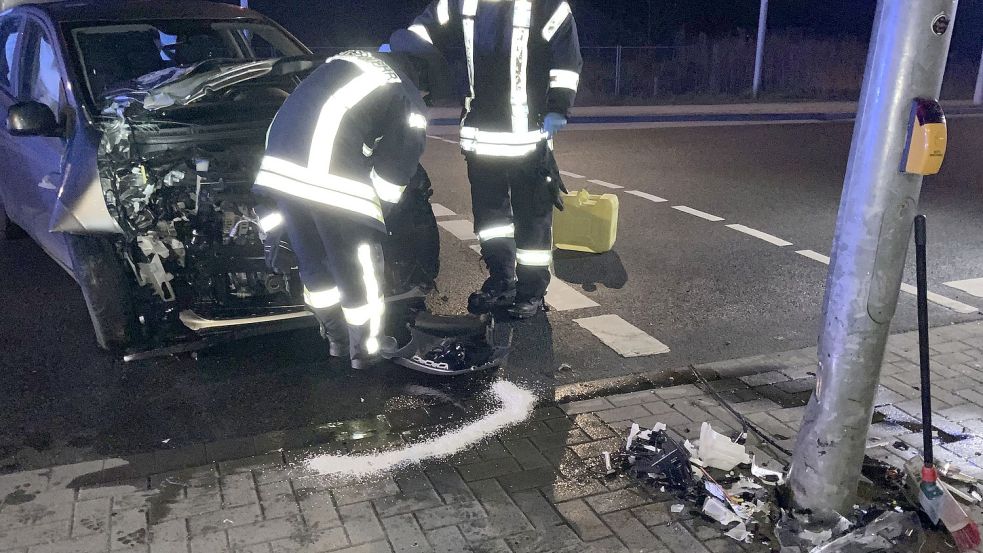 Feuerwehrleute kümmerten sich an der Unfallstelle unter anderem darum, ausgelaufene Flüssigkeiten aufzunehmen. Foto: Feuerwehr