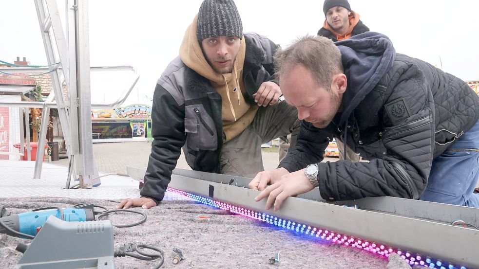 René Mondorf (rechts) war am Samstag mit seinen Mitarbeitern noch mit kleineren Wartungsarbeiten beschäftigt. Foto: Hock