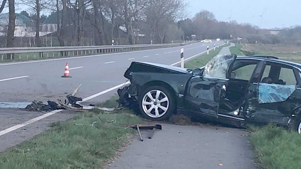 In Großefehn musste die Bundesstraße 72 am Sonntagabend nach einem schweren Unfall voll gesperrt werden. Foto: Mühring