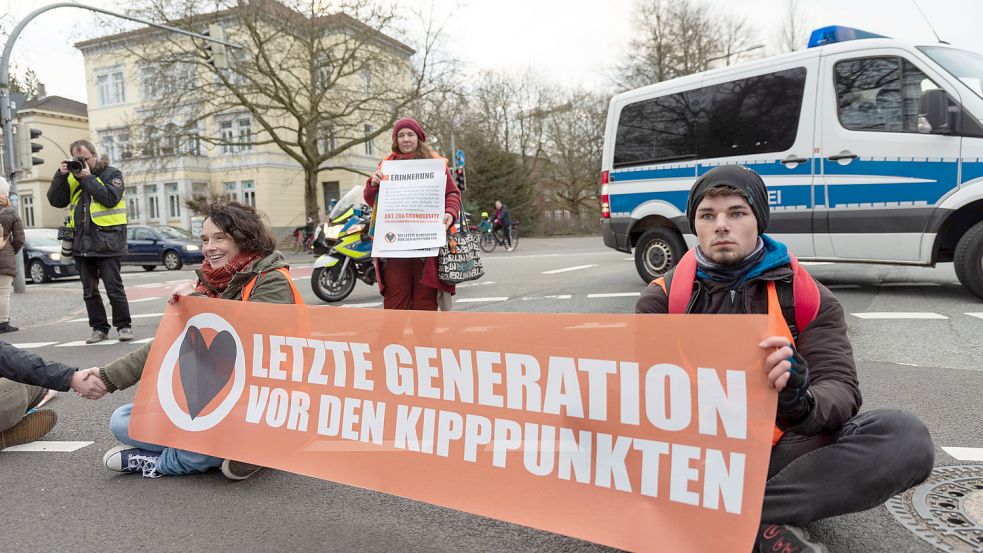 Die „Letzte Generation“ blockiert regelmäßig Straßen. Die Aktivisten werben bei Kirchen um Unterstützung. Foto: imago images/Eibner