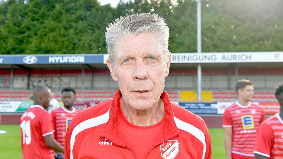 Aurichs Trainer Uwe Groothuis ärgerte sich über das Verhalten seiner Akteure in der Schlussphase. Foto: Wagenaar