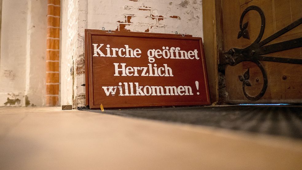 „Kirche geöffnet“ steht auf einem Schild in der St. Johannis Kirche in Lüneburg. Foto: dpa/Philipp Schulze