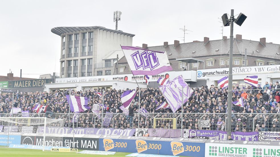 Starke Kulisse: 1500 lila-weiße Anhänger haben den VfL nach München begleitet. Foto: osnapix / Titgemeyer