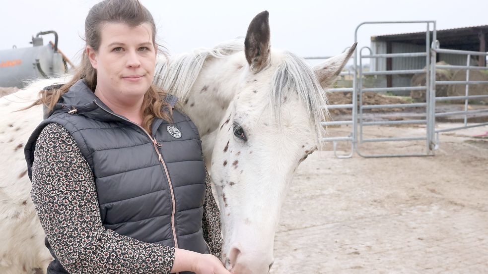 Larissa Glas sorgt sich um ihr Fohlen Zsa Zsa. Das einjährige Tier wurde von einem Wolf schwer verletzt. Foto: Hock