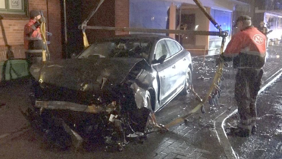 Der Audi des 33-jährigen Angeklagten blieb nach dem Unfall auf dem Fußweg am Untenende stehen. Foto: Archiv