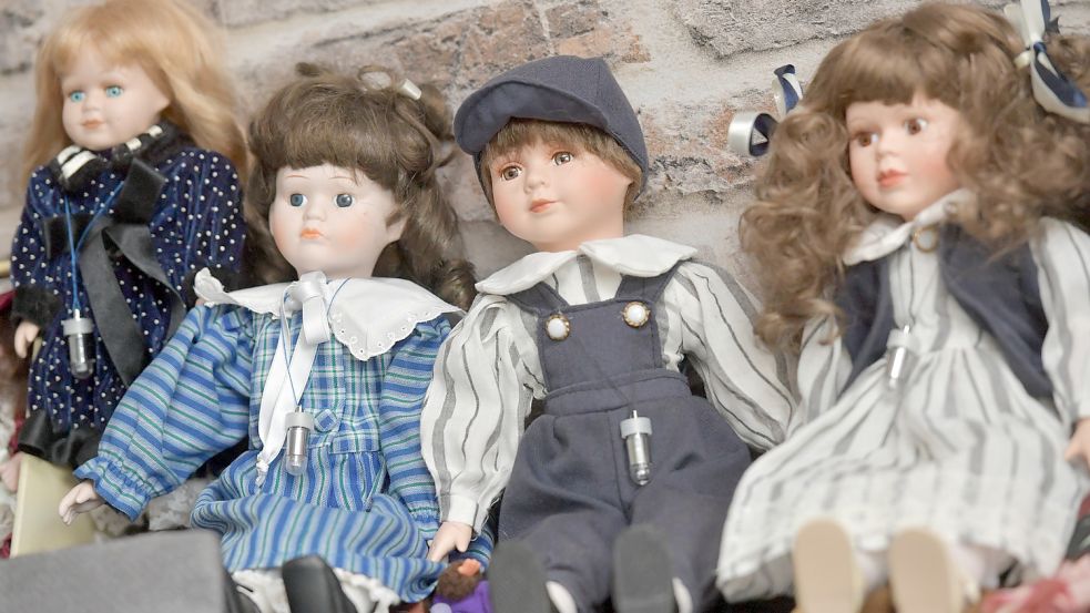Die Puppen stellen Jungen und Mädchen dar. Foto: Ortgies