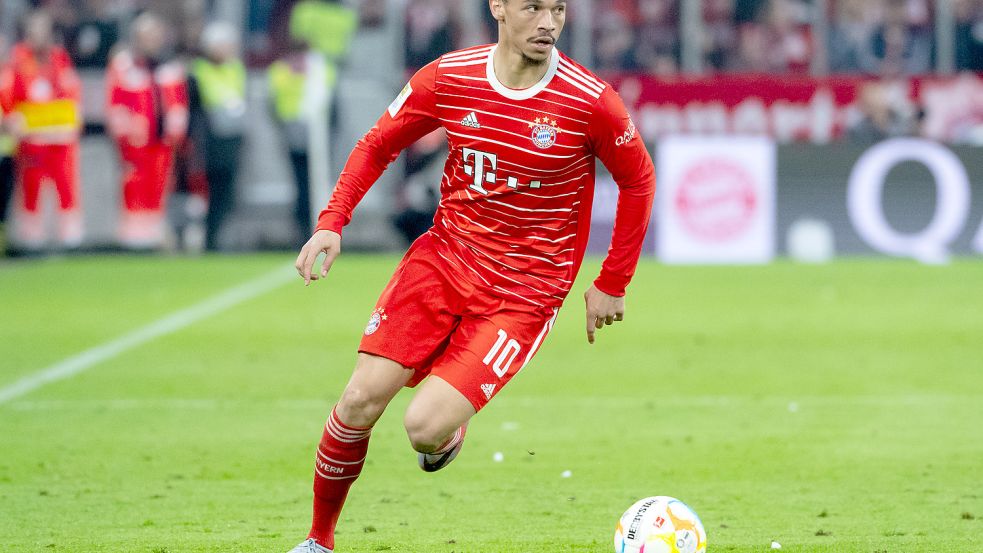 Leroy Sane am Ball im Bundesliga-Spiel gegen Borussia Dortmund. Heute muss der FC Bayern gegen Manchester City in der Champions League ran. Foto: dpa/Sven Hoppe