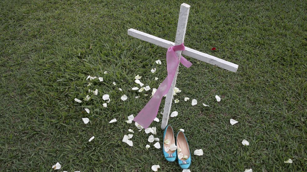 Weltweit rücken Femizide in den Fokus: Dieses geschmückte Kreuz stand in Brasilien vor dem Parlament bei einer Aktion zum internationalen Tag der Gewalt an Frauen. Foto: Peres/dpa