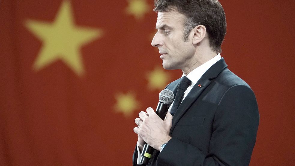 Nach seinem China-Besuch fordert der französische Präsident Emmanuel Macron Zurückhaltung von der EU im Taiwan-Konflikt. Und spielt damit lediglich China in die Karten. Foto: dpa/AP/Thibault Camus
