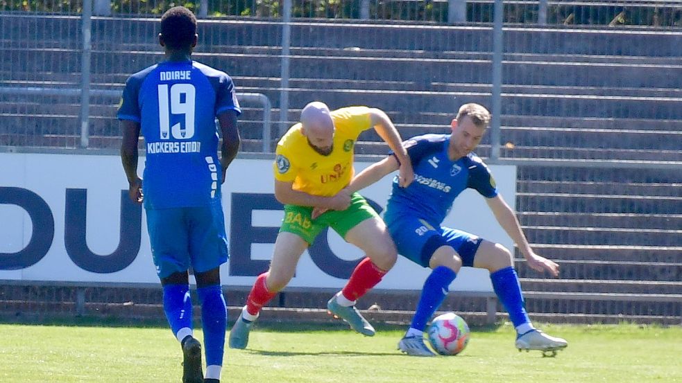 Gegen den Bremer SV gelang Kickers der einzige Heimsieg. Heiko Visser (rechts) kam beim 2:1-Erfolg zuletzt in Lübeck als Einwechselspieler. Foto: Wagenaar
