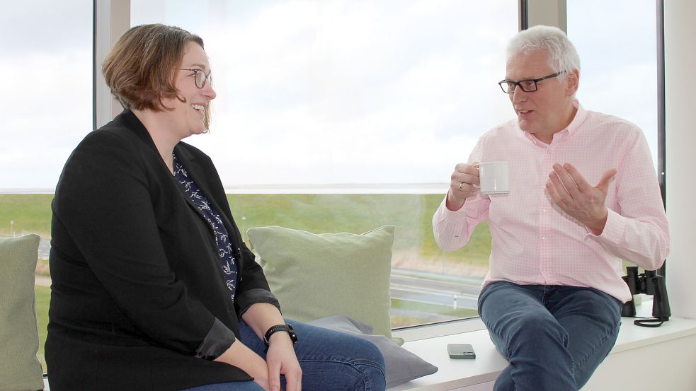 Die beiden NV-Mitarbeiter Rena Kessel und Johann Siebels haben sich für das Foto dekorativ vor eines der großen Fenster gesetzt. Der schönste und größte Raum des Gebäudes, mit Blick über den Deich, dient als Kantine. Foto: Oltmanns