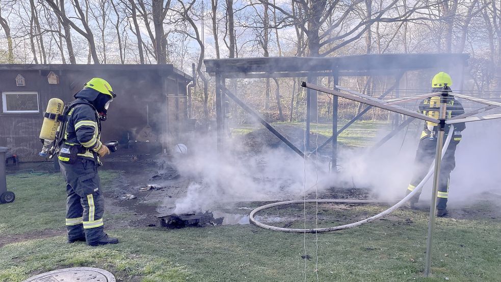 Die Angriffstrupps der Feuerwehr mussten wegen der starken Rauchentwicklung schwere Atemschutzausrüstung tragen. Foto: Feuerwehr