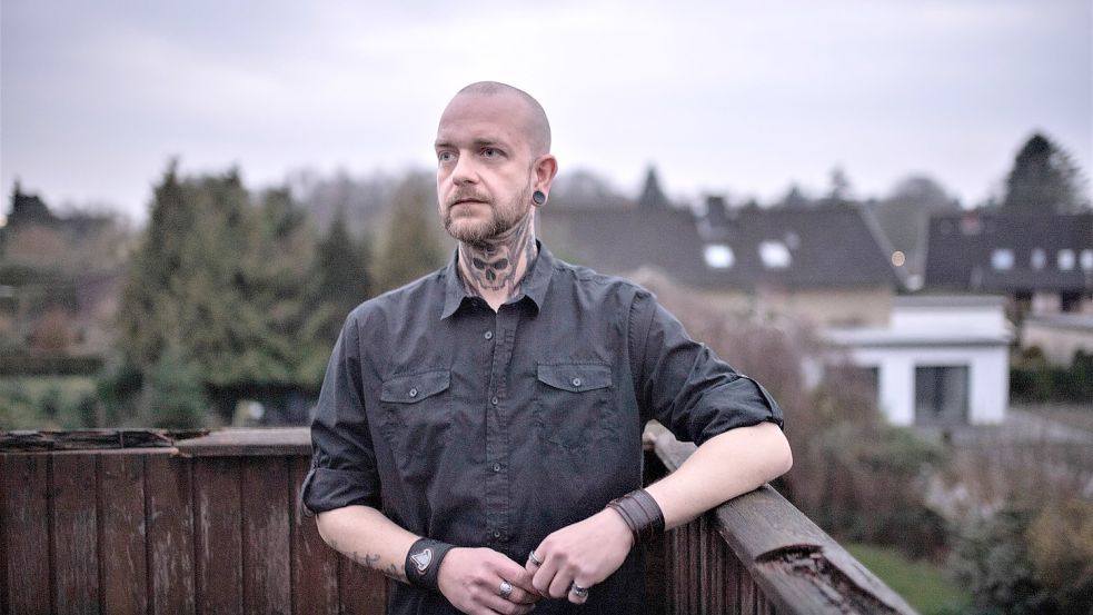 Lars Freiknecht aus Langen trägt ein Tattoo am Hals, das für seinen Arbeitgeber zum Problem wurde. Foto: Arnd Hartmann